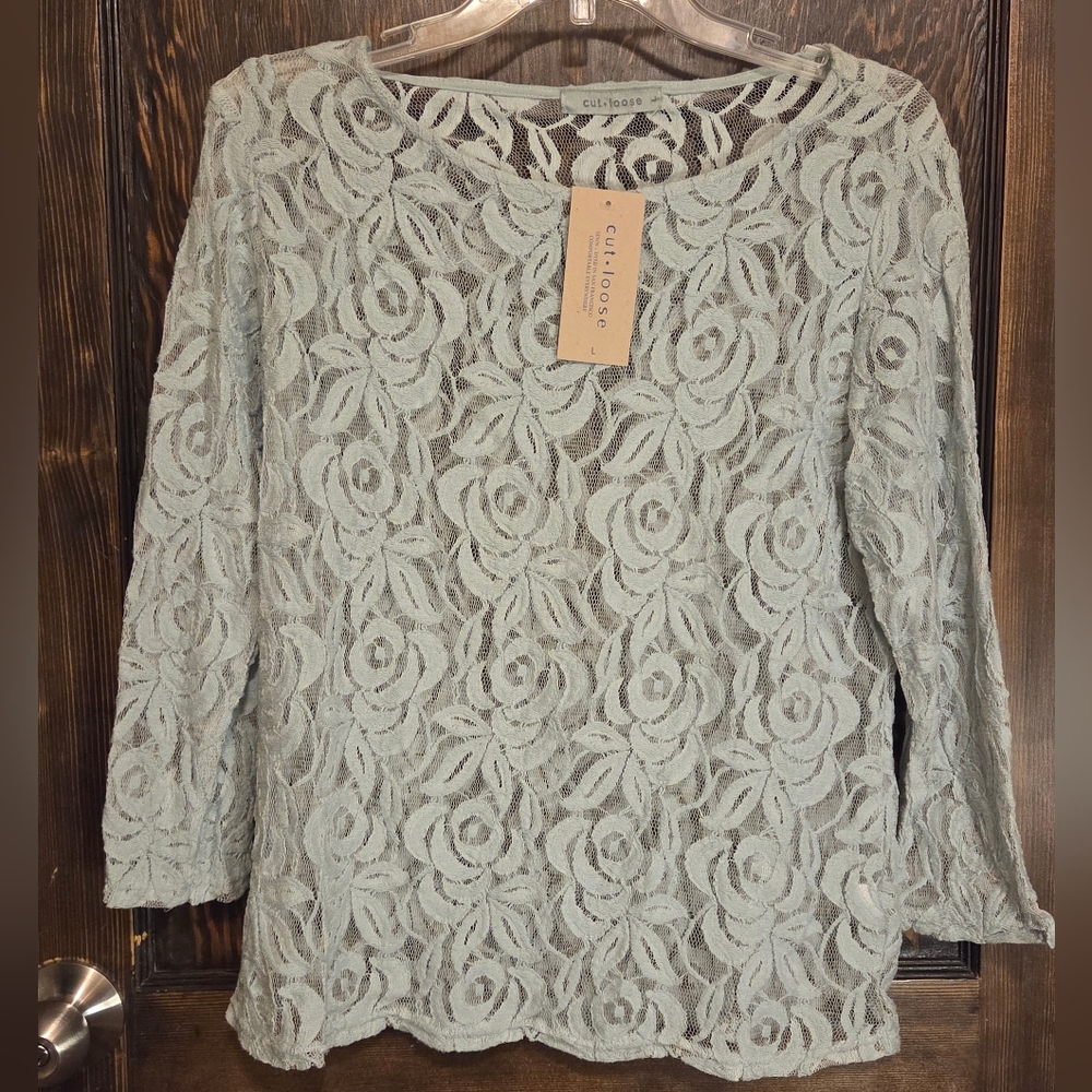NWT Cut Loose Soft Blue Floral 'Rosette' Lace 3/4 Sleeve Top